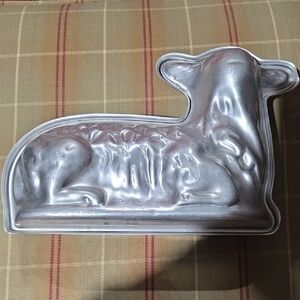 Lamb-Shaped Aluminum Cake Mold - Silver